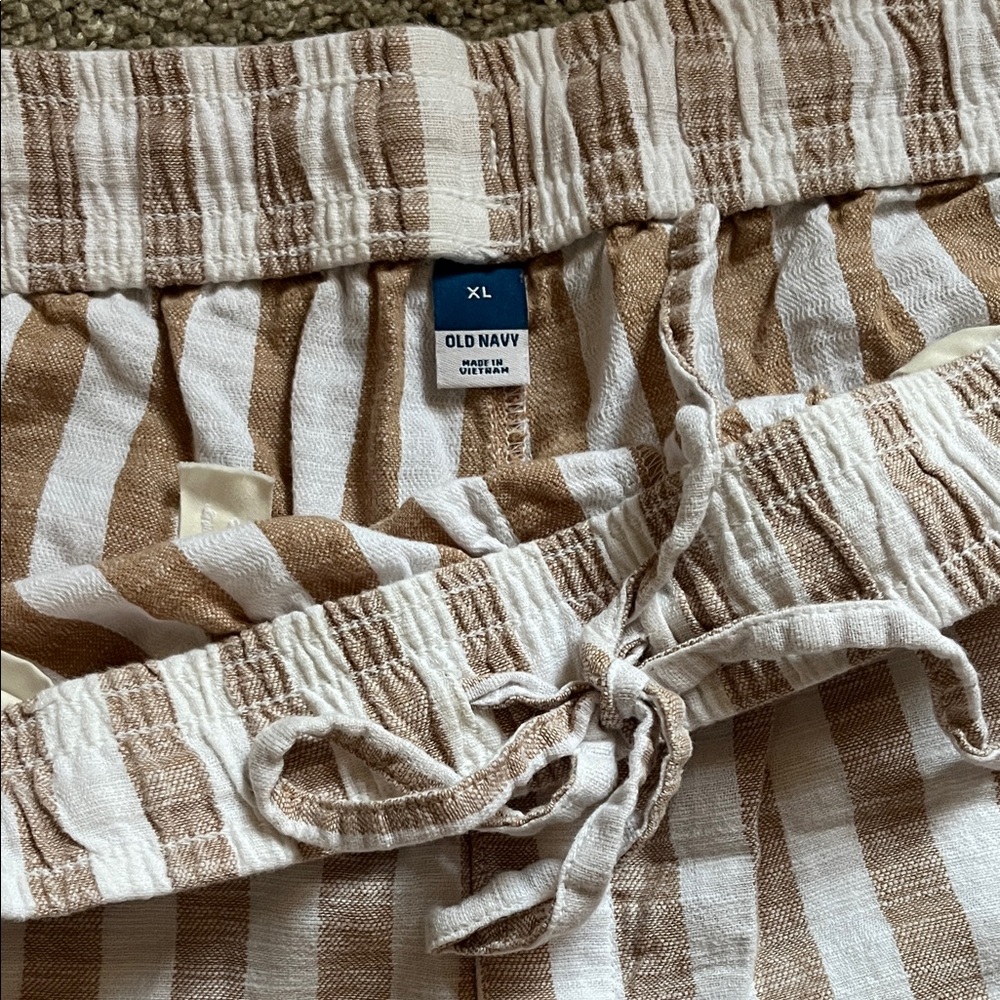 🌸🎉 5 for $20!! 🎉🌸 Old Navy High Waist Striped Beige Shorts - Picture 2 of 3